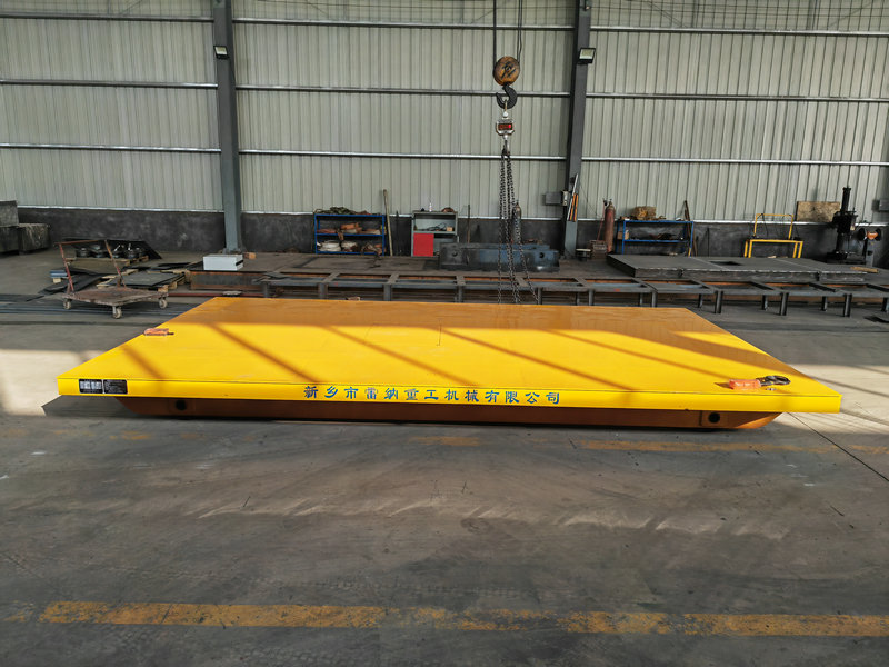 Mobil Robot Rail Transport for Manufacturing Factory.